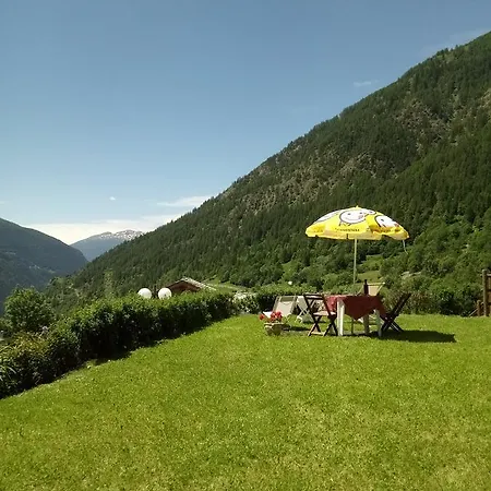 La Tour - Food, Bed & Mountain Panzió