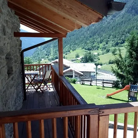 Panzió La Tour - Food, Bed & Mountain Oyace